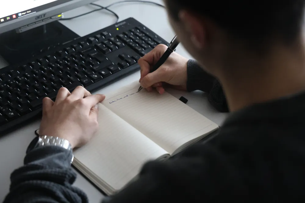 Yeni nesil yazı yazmakta zorlanıyor: Ekranlar ve kısa mesajlar etkili