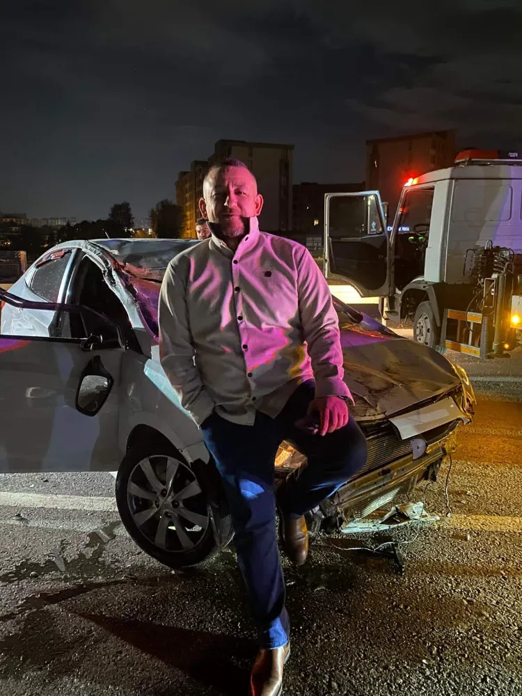 Bursa’da hurdaya dönen araçtan sağ çıkan sürücü, olay yerinde poz verdi