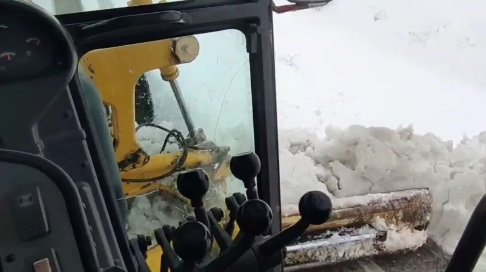 Gezbeli Geçidi’nde kar nedeniyle kapanan yol yeniden ulaşıma açıldı