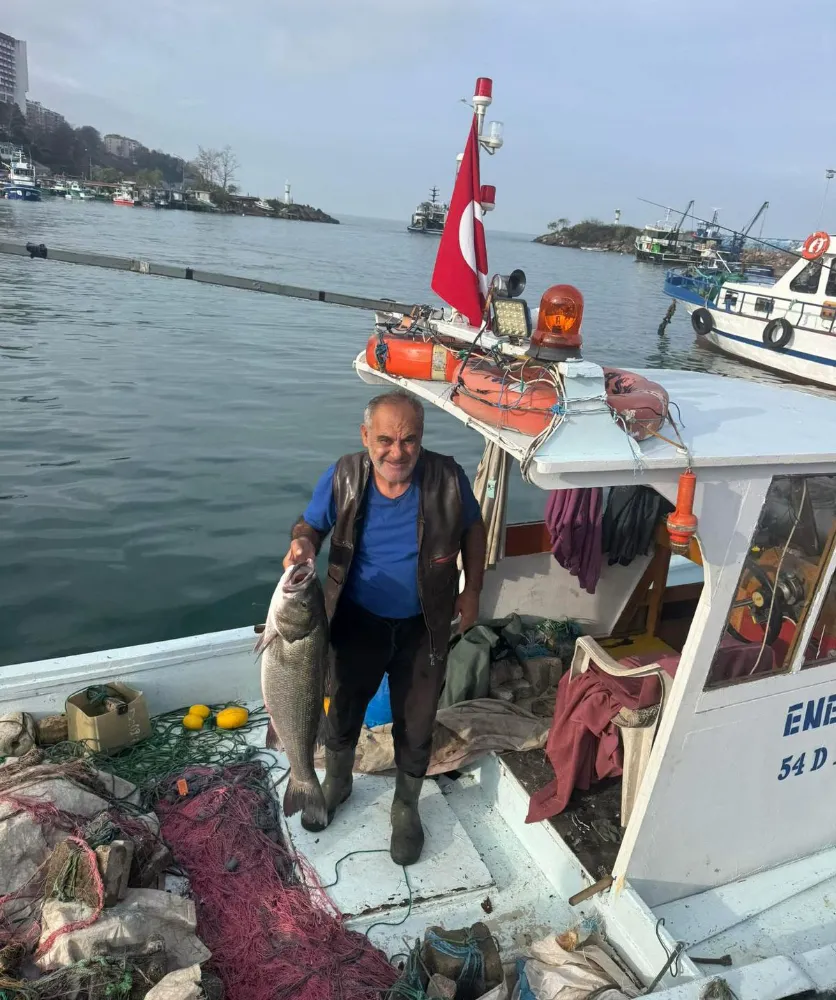 Akçakoca’da balıkçıların ağına dev levrek takıldı