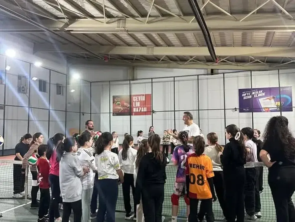 Artvin’de Ücretsiz Voleybol Kurslarına Yoğun İlgi: İl Müdürü Hasan Kara’dan Destek Ziyareti