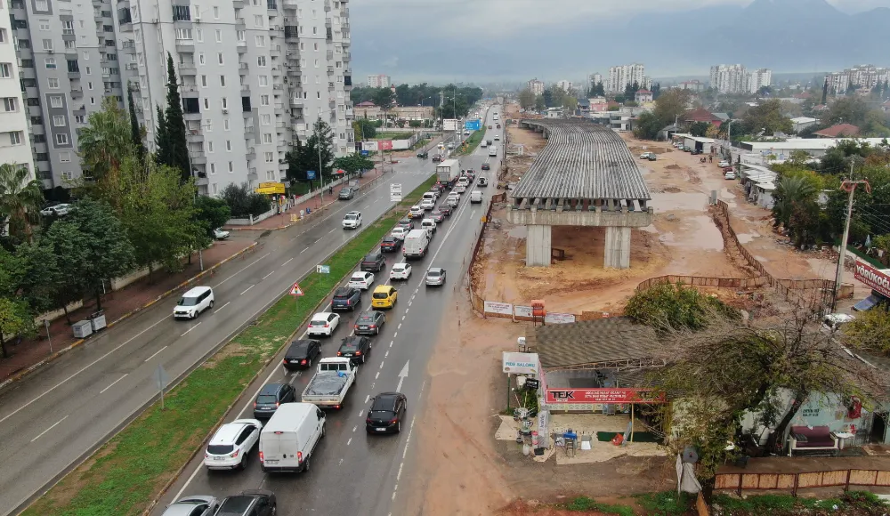 Antalya’daki köprülü kavşak projesi, boşaltılmayan pideci nedeniyle durdu
