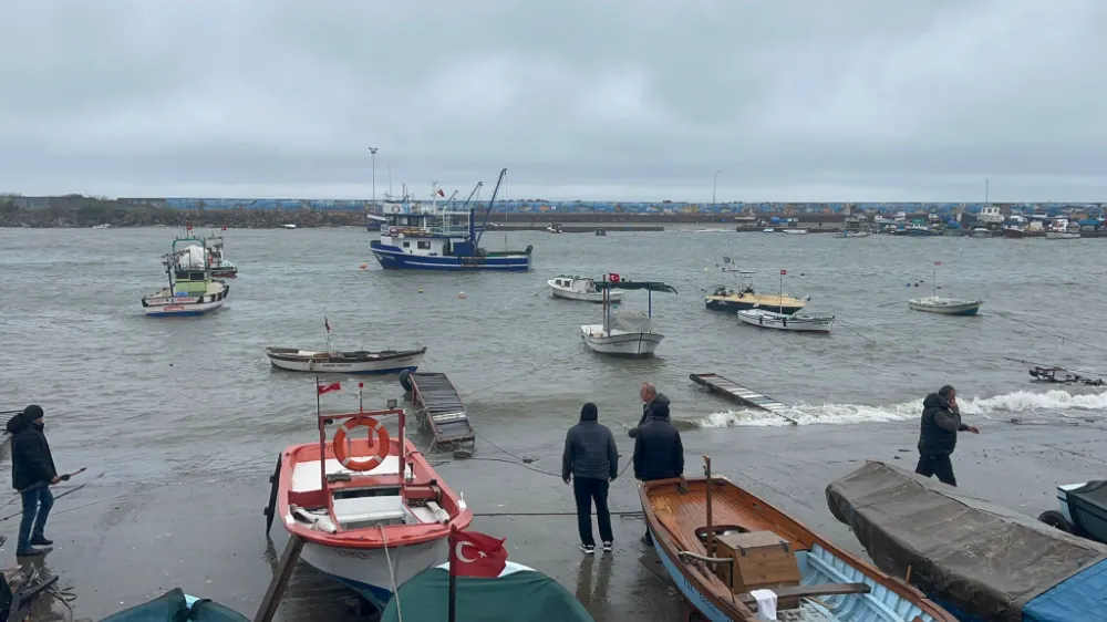 Akçakoca’da Karayel Fırtınası Etkili Oluyor: Dalgalar 5 Metreyi Buldu