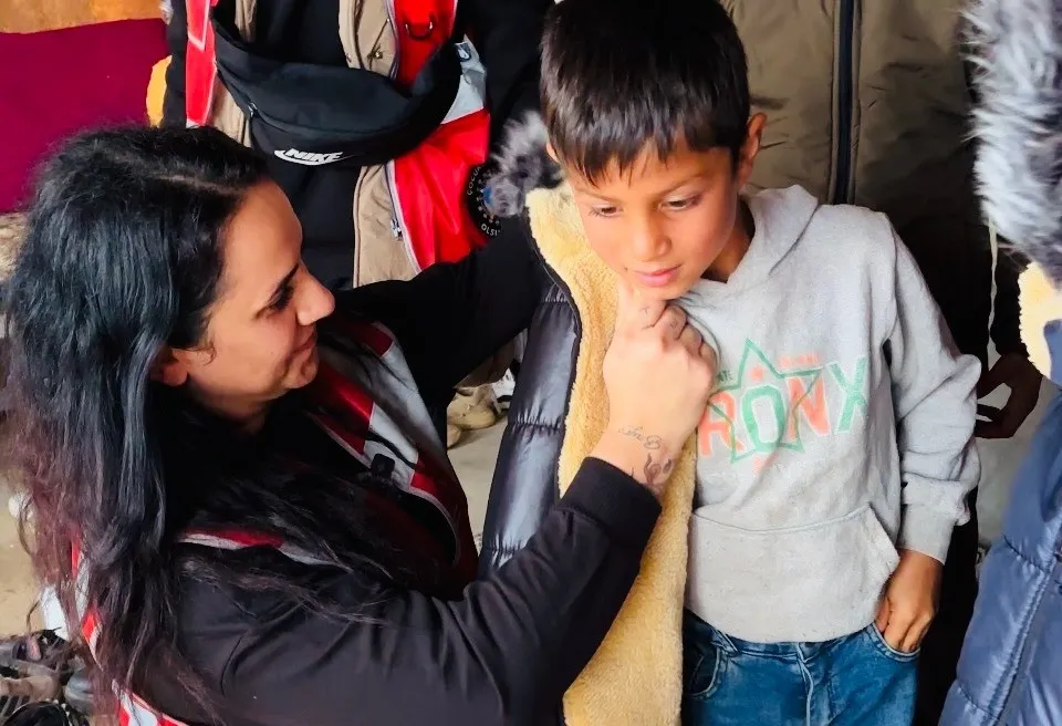 İstanbullu Gönüllüler Şanlıurfa’daki Çocuklara Bot ve Mont Dağıttı