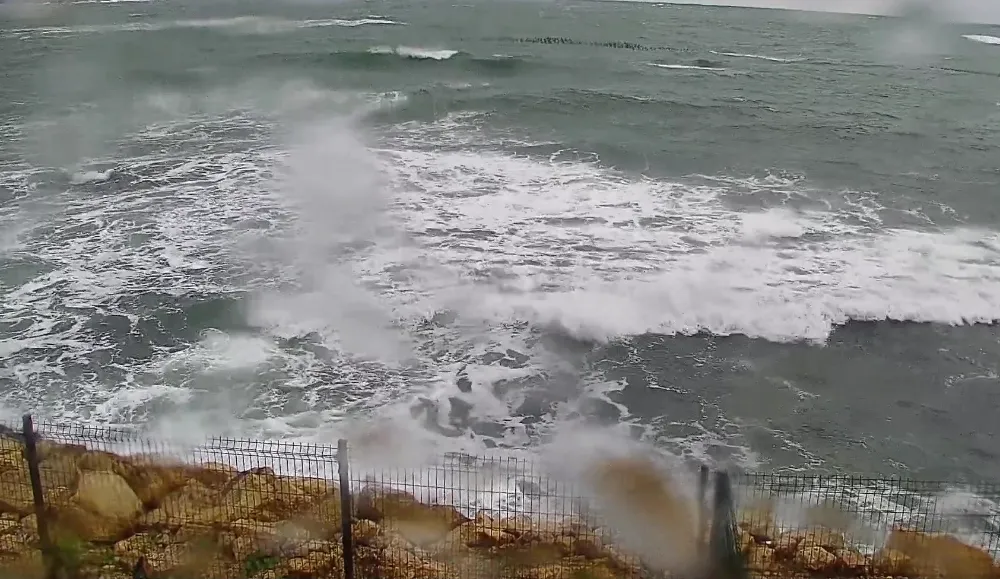 Kocaeli’de Fırtına Hayatı Olumsuz Etkiliyor: Sahillerde Dev Dalgalar, Zirvede Sis ve Yağmur