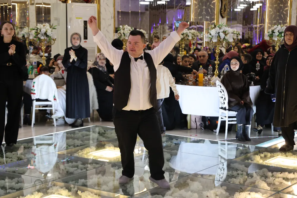 Sivas’ta engelleri kaldıran öğrenciler sahnede büyüledi