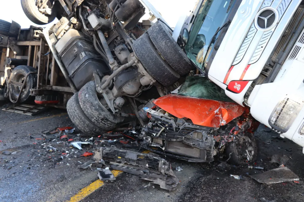 Posof’ta Buzlu Yolda Zincirleme Kaza: 1 Yaralı
