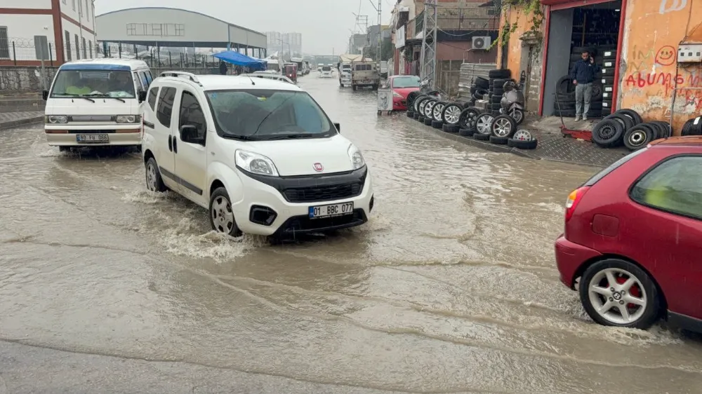 Adana’da Yağmur Etkili Oldu: Semt Pazarı Göle Döndü