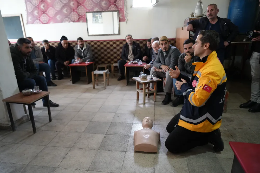 Muş’ta sağlık ekipleri dağ köylerini gezerek ilk yardım eğitimi veriyor