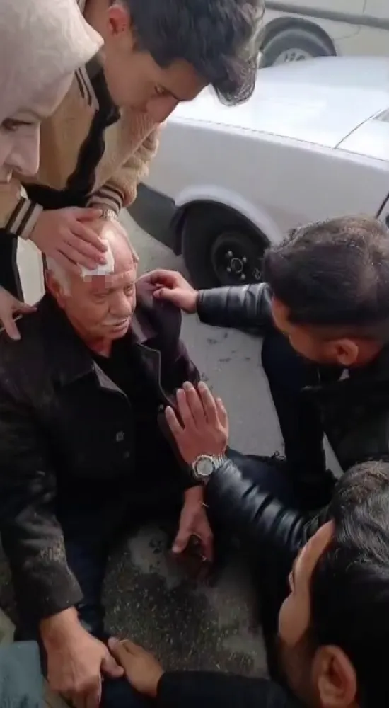 Elazığ’da Yolun Karşısına Geçen Yaşlı Adama Otomobil Çarptı