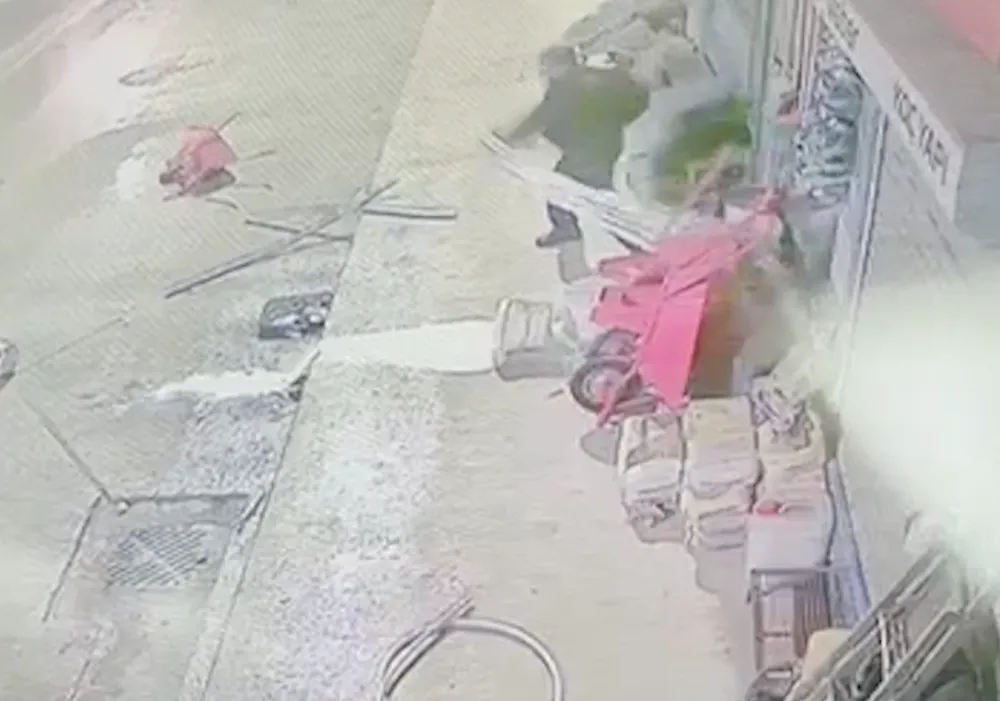 Çorum’da Şehir Merkezinde Vandallık: Dükkan Önlerindeki Eşyaları Yola Fırlattı