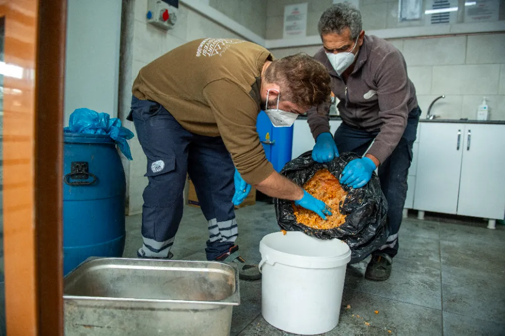 Esenyurt’ta Gıda İsrafına Karşı Can Dostlara Mama Desteği