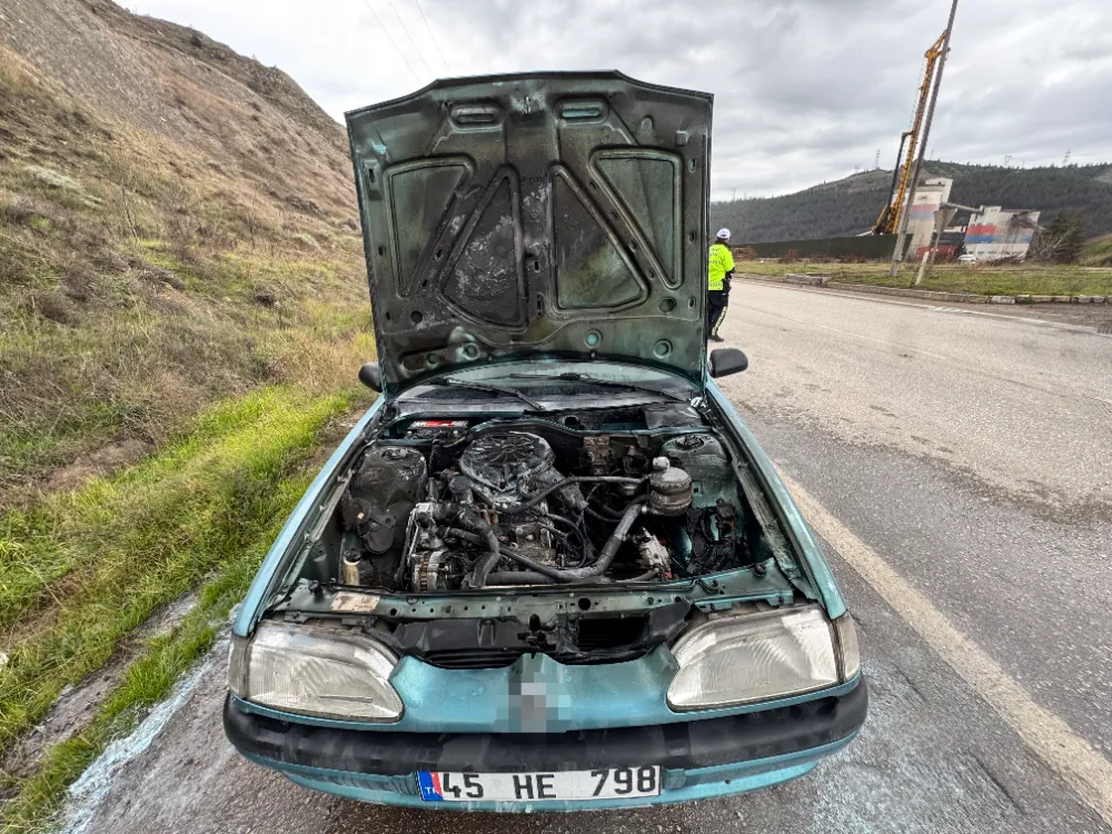 Seyir Halindeki Otomobil Alev Aldı: İtfaiye Zamanında Müdahale Etti