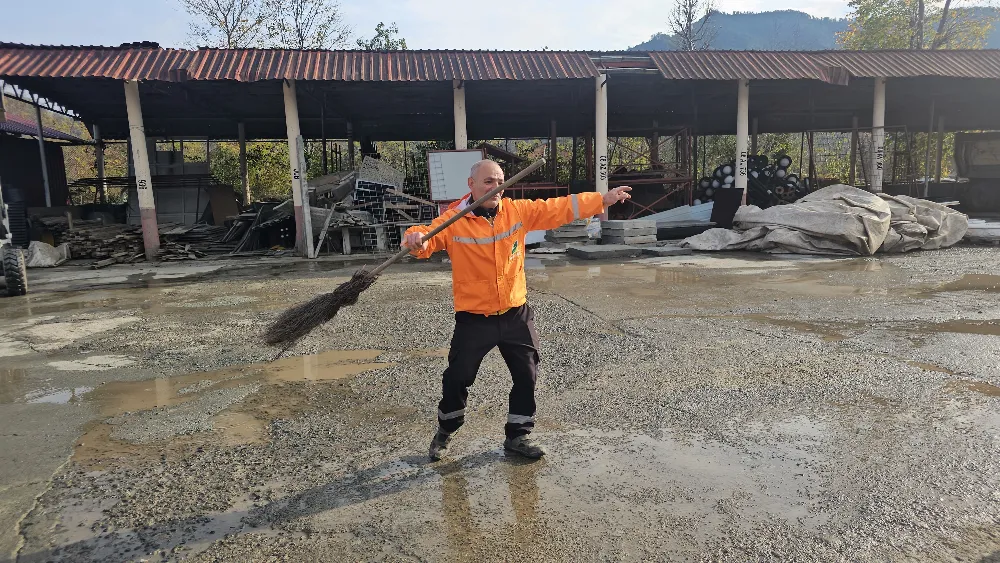 Arhavi’de Temizlik Görevlisi Müziğe Kapıldı, Sokaklar Dans Etti