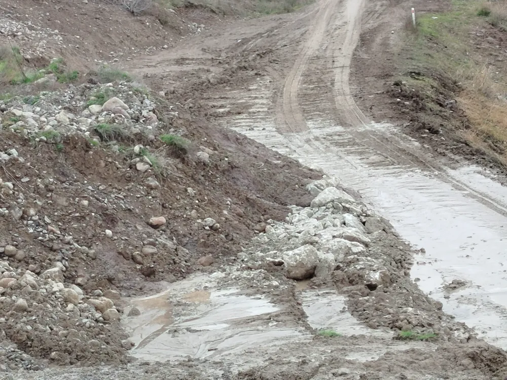 Beypazarı-Adaören Yolunda Heyelan: Ulaşım Geçici Olarak Durduruldu