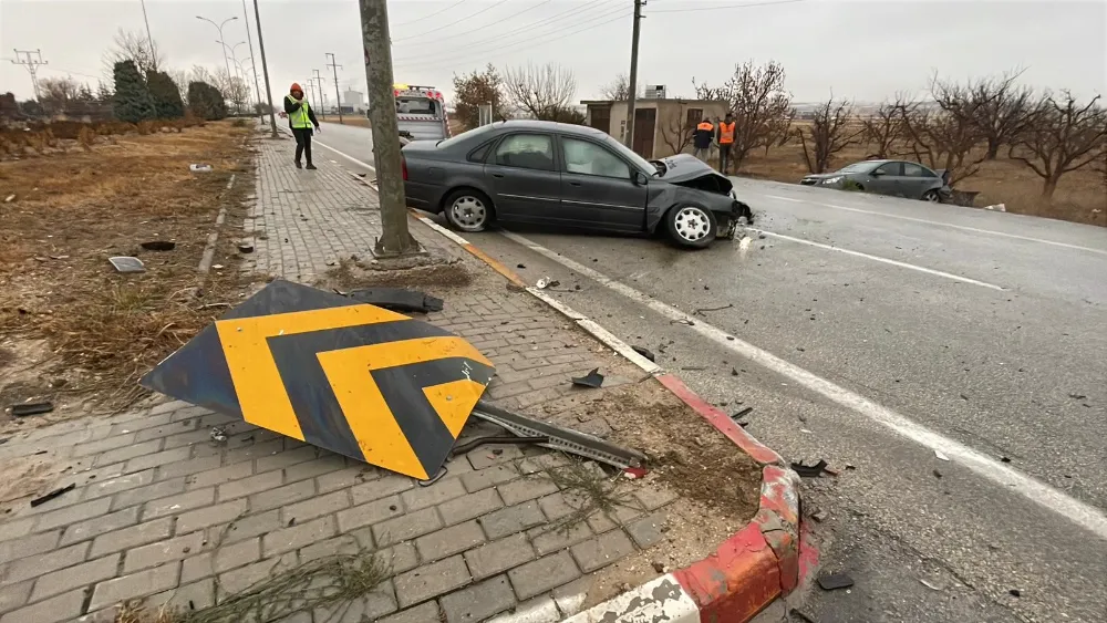 Karaman’da Kavşakta Korkutan Çarpışma: 2 Sürücü Yaralandı