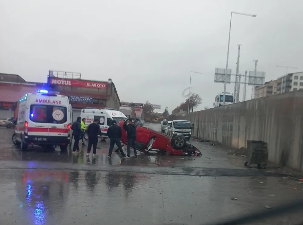 Tatvan’da Köprülü Kavşak Faciası: Otomobil Uçtu, 2 Yaralı