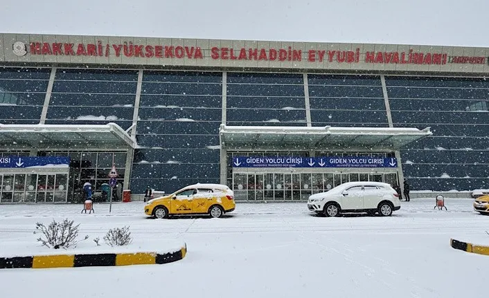 Yüksekova’da Yoğun Kar Ulaşımı Aksattı