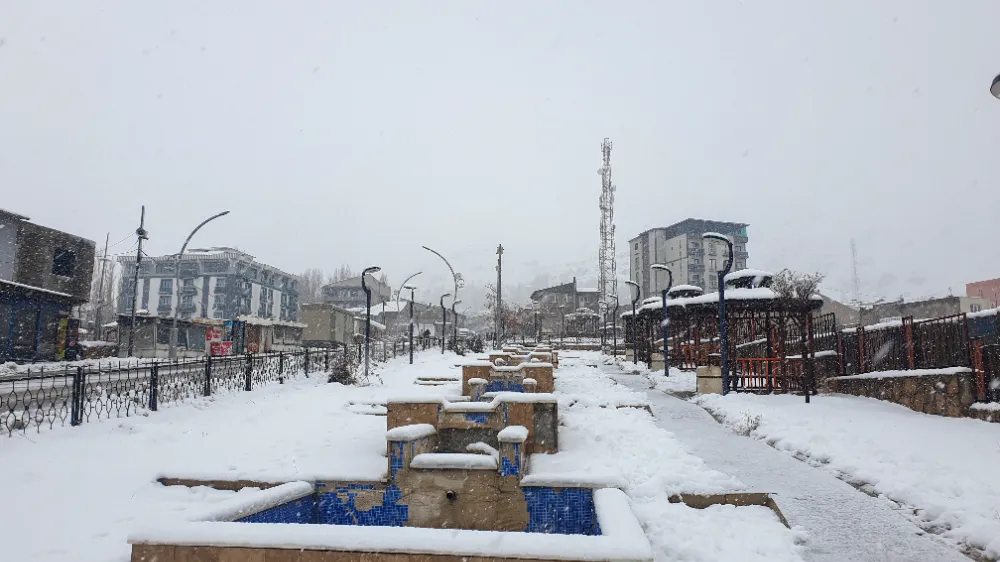 Başkale’de kar etkili: İlçede kar kalınlığı 20 santimetreyi aştı