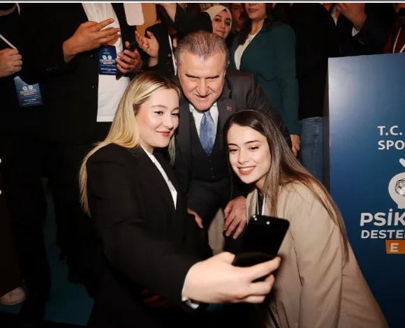 Bakan Bak, ÜNİDES 2. Dönem Öğrenci Topluluk Temsilcileri Buluşmasına Katıldı