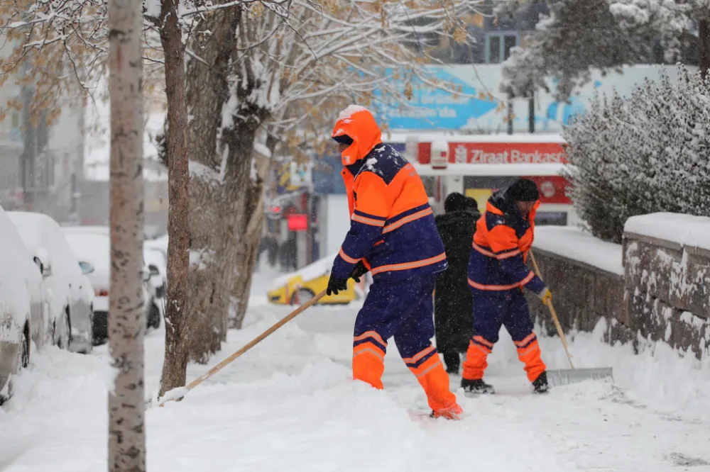 Erzurum Büyükşehir Belediyesi Kış Çalışmalarıyla Şehirdeki Güvenli Ulaşımı Sağlıyor