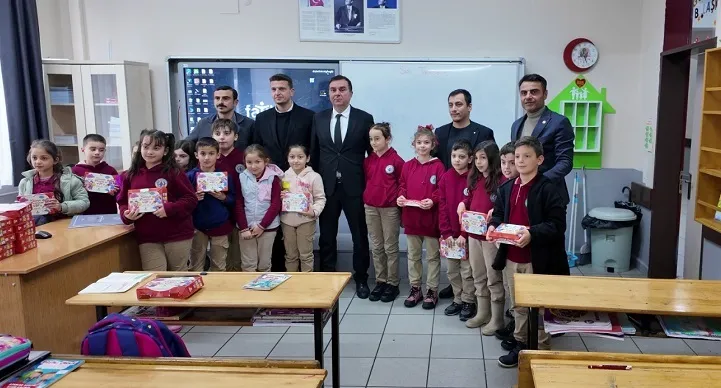 Kalkandere’de “Çay Kitap Projesi” ile Öğrencilere Kitap Sevgisi Aşılanıyor
