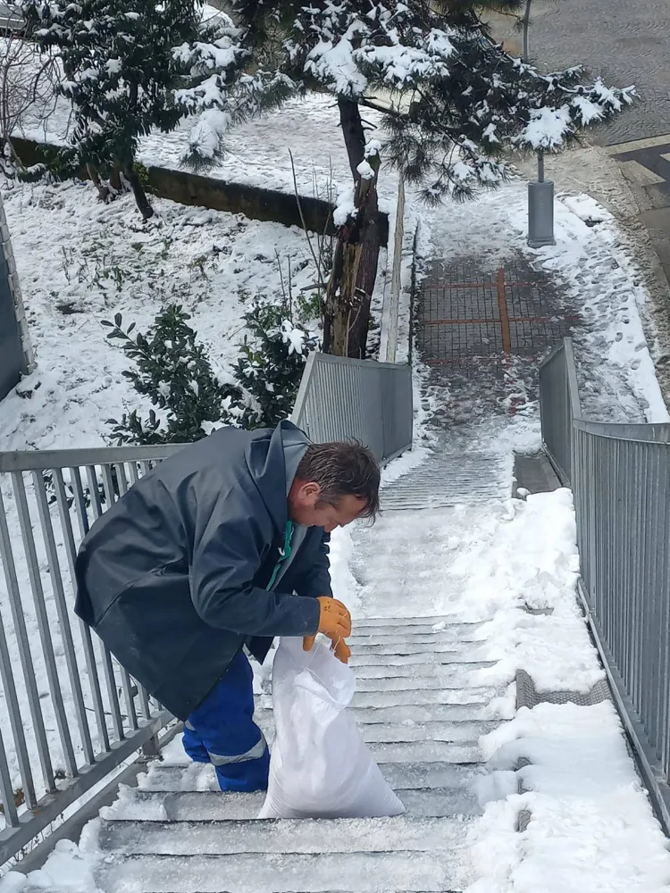 Rize’de Kar ve Buzla Mücadele Çalışmaları Aralıksız Sürüyor