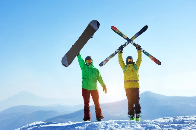 Kayak ve Snowboard Arasındaki Farklar Popüler Kış Sporlarını Karşılaştırıyoruz
