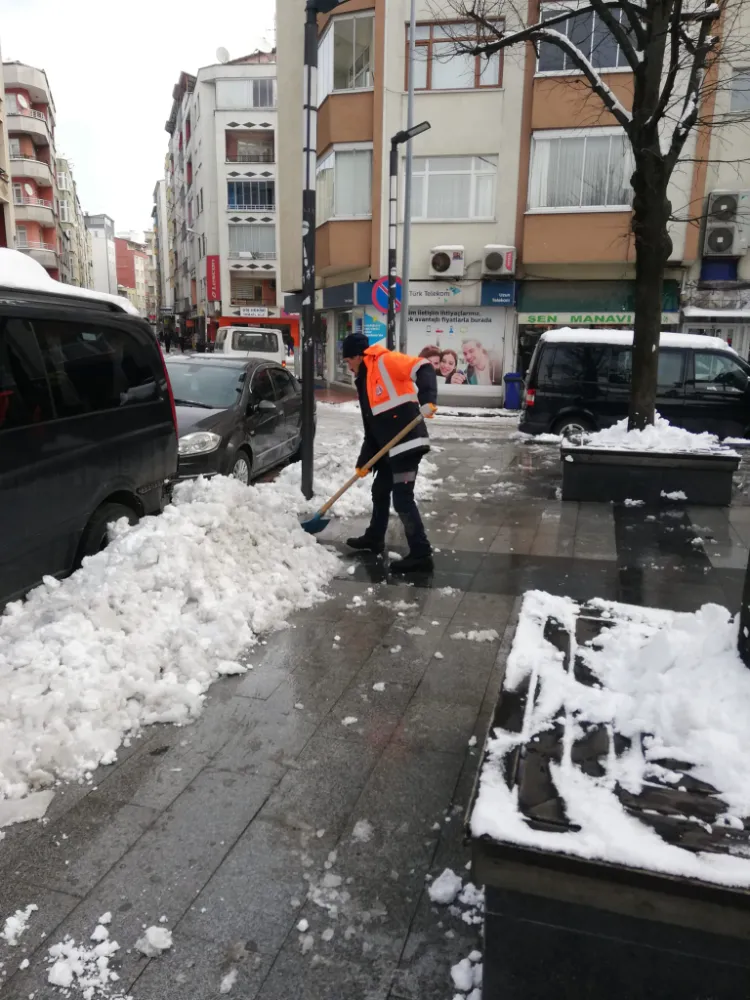 Vakfıkebir Belediyesi, Kaldırımları Kardan ve Buzdan Temizliyor
