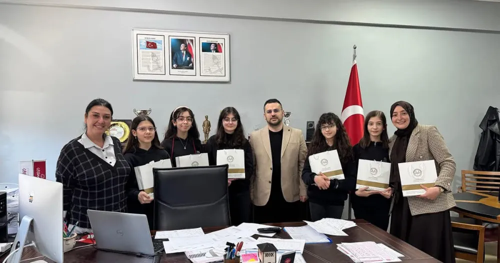 Rize’de Çözüm Koleji Öğrencileri Şiir Yarışmasında Dereceye Damga Vurdu