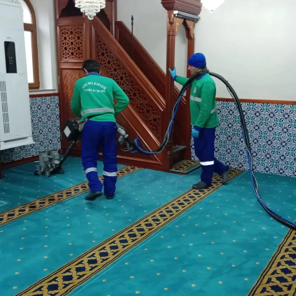 Rize Belediyesi Temizlik İşleri Müdürlüğü Ekiplerinden Camilerde Halı Yıkama ve Şadırvan Temizliği
