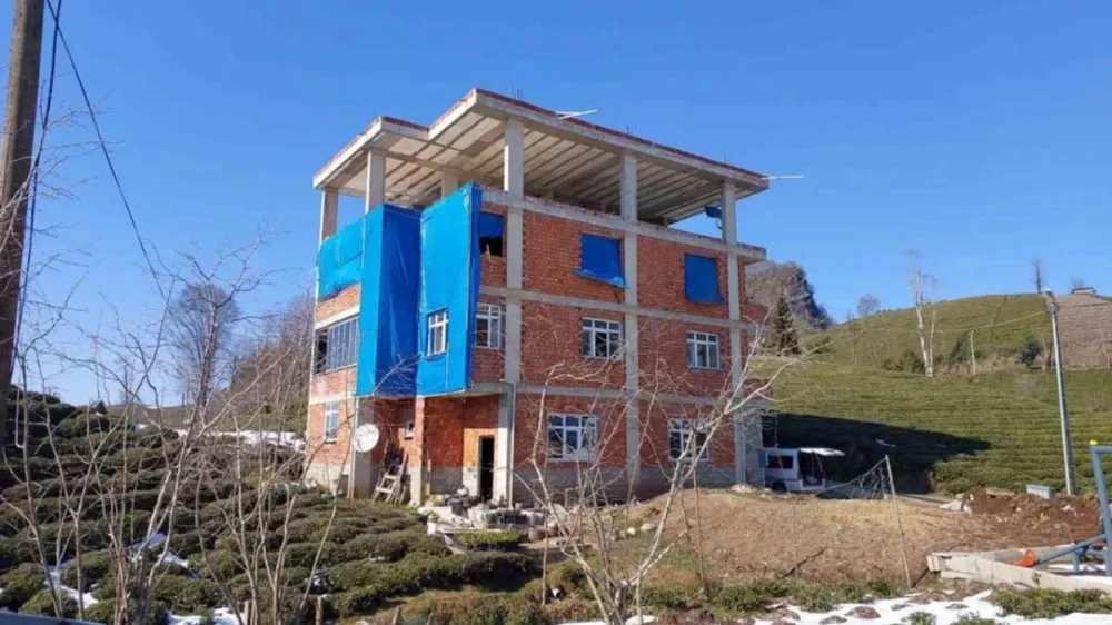 Rize’de Mantolamada Yeni Devir: Evini Branda ile Kapladı