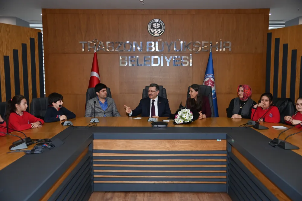BAŞKAN GENÇ MİNİK ÖĞRENCİLERLE BULUŞTU