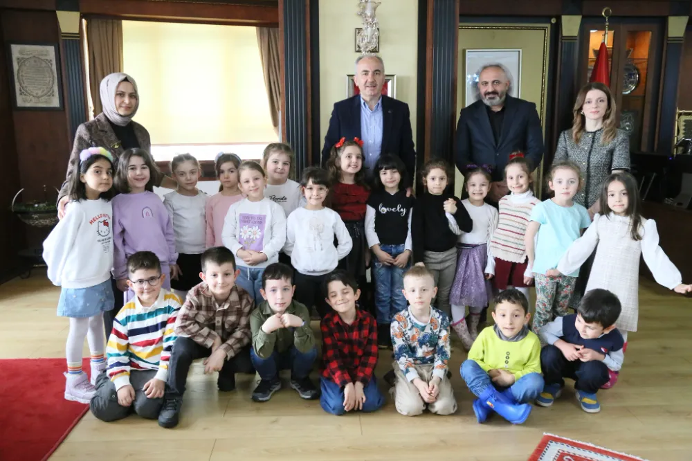 Gülbahar Hatun Anaokulu Öğrencilerinden Rize Belediye Başkanı Metin’e Neşeli Ziyaret