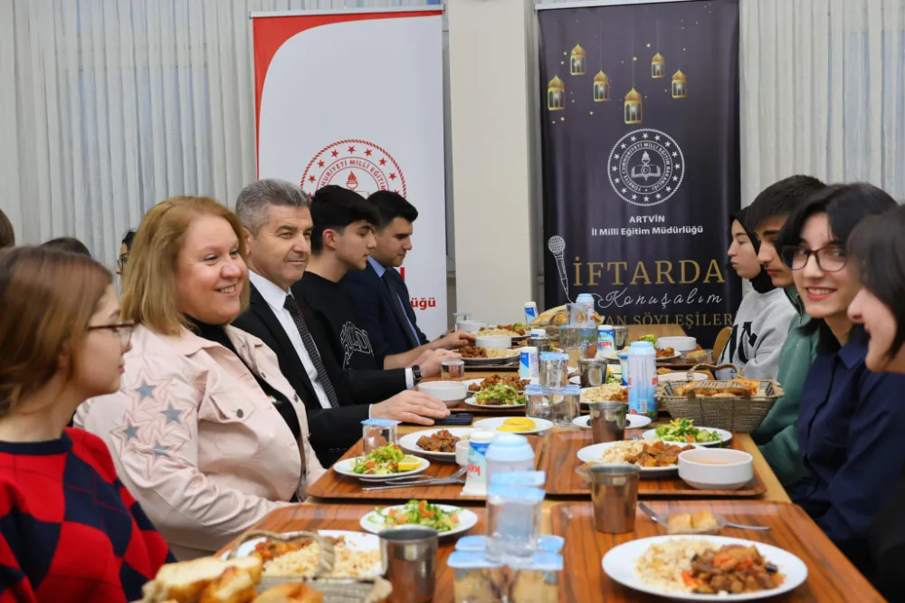 Artvin Valisi Dr. Turan Ergün Öğrencilerle İftar Yemeğinde Bir Araya Geldi