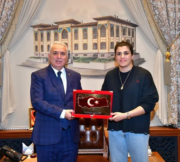 Trabzon Valisi Yıldırım, Şampiyon Busenaz Sürmeneli’yi Tebrik Etti