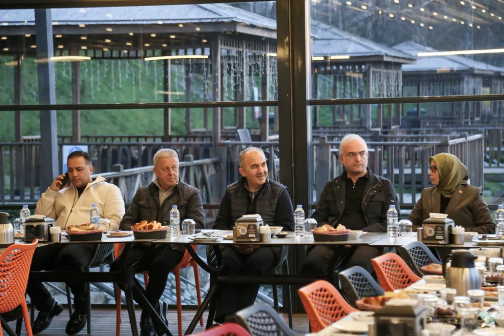 Rize’de İftar Buluşması Başkan Metin ve Meclis Üyeleri Projeleri Konuştu