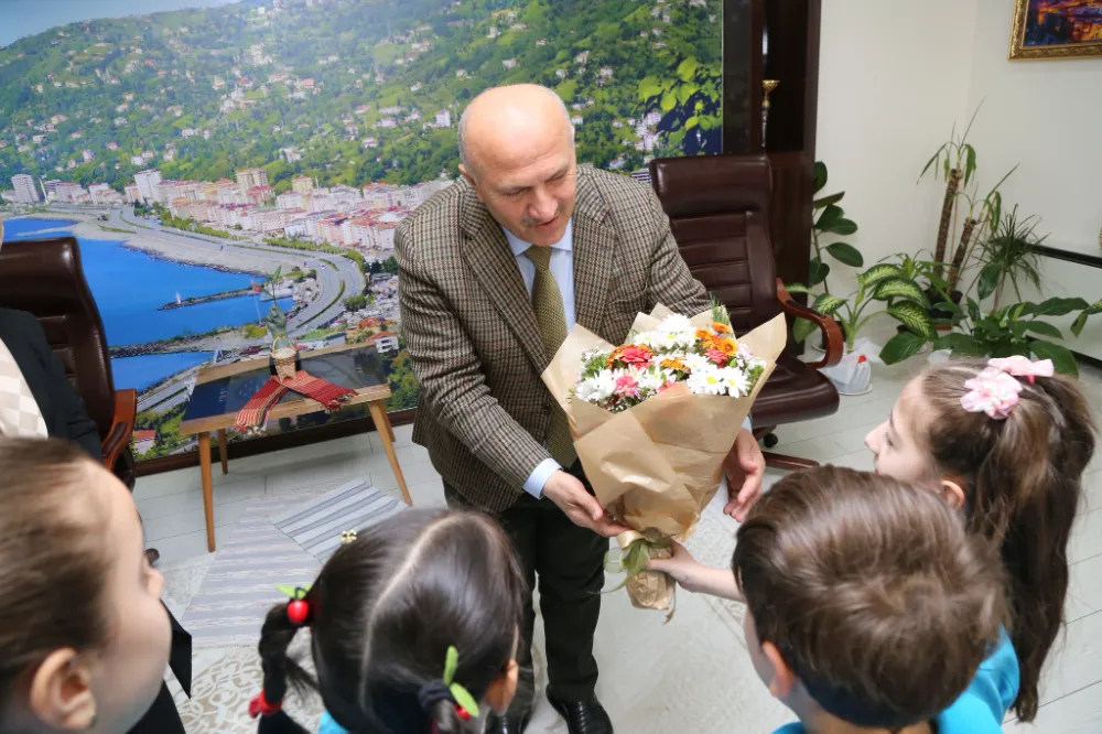 Çayeli Belediye Başkanı,İshakoğlu İlkokulu Öğrencilerini Makamında Ağırladı