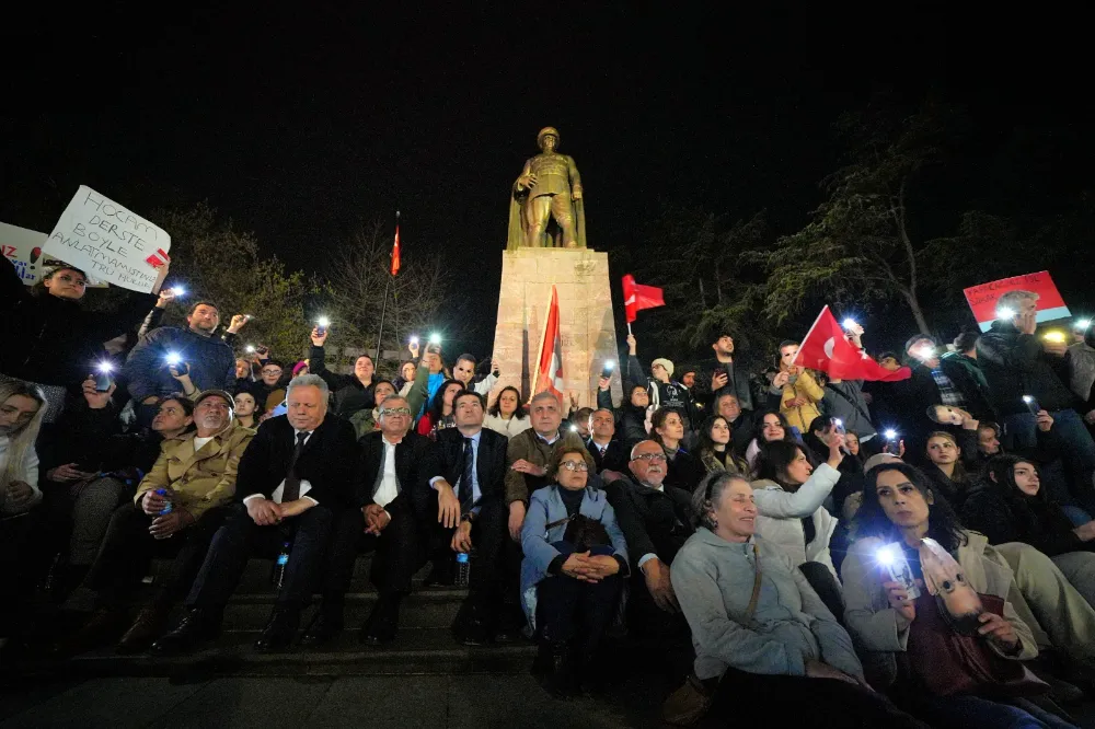 TRABZON MEYDANINDA İMAMOĞLU’NA ÖZGÜRLÜK SLOGANLARI YANKILANDI