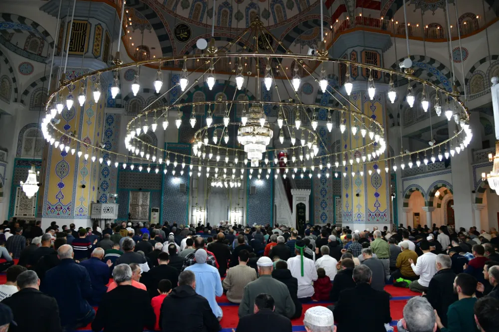 Trabzon Valisi Yıldırım,Kadir Gecesi’nde Vatandaşlarla Bir Araya Geldi