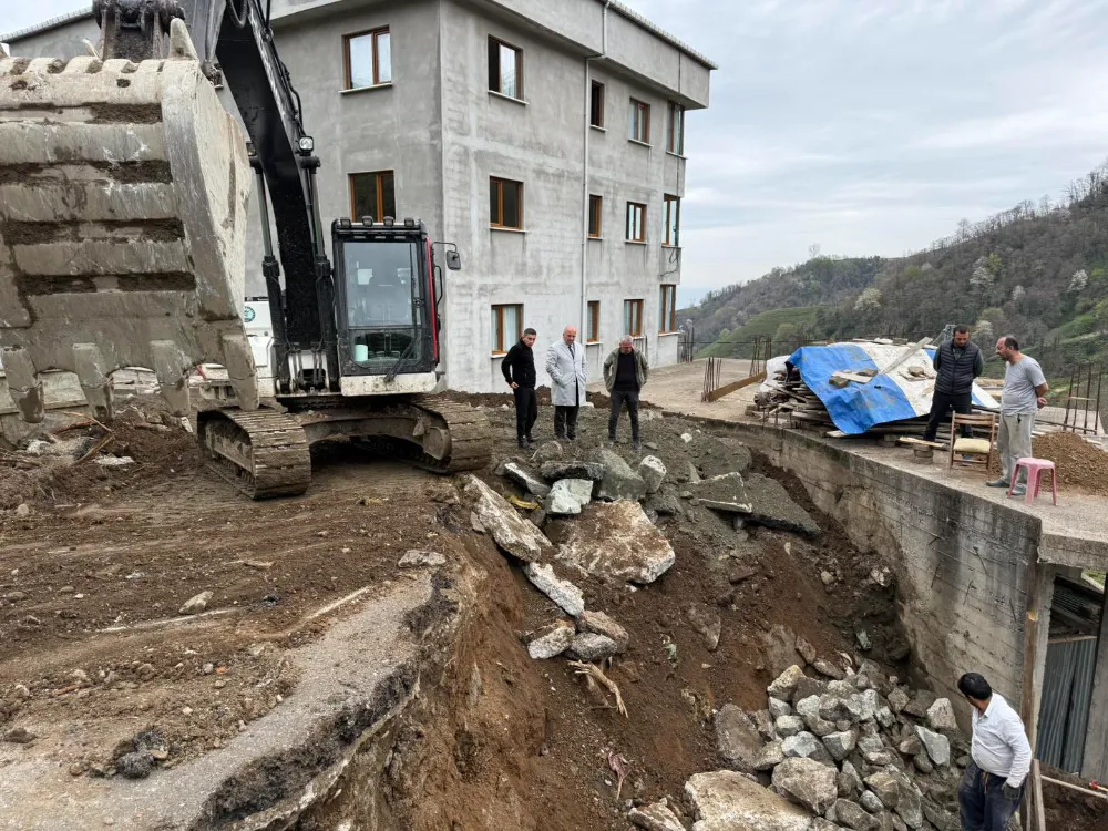 Çayeli Belediye Başkanı İsmail Hakkı Çiftçi, Limanköy Mahallesindeki Taş Duvar Çalışmalarını İnceledi