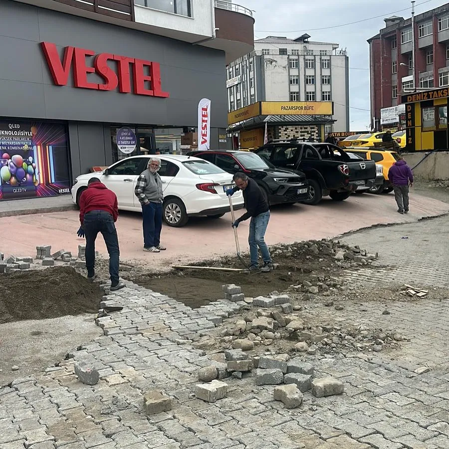 Pazar Belediyesi,Çarşıbaşı Yolu Parke Taşı Yenileme Çalışmalarını Tamamladı