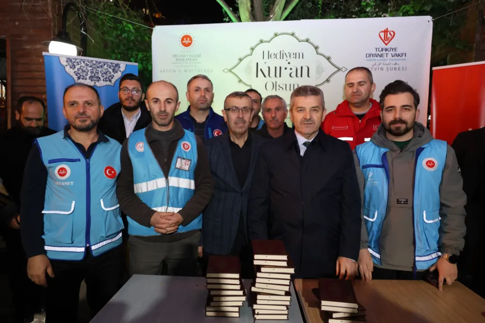 Artvin Valisi Dr. Turan Ergün,Kadir Gecesi’nde Kur’an-ı Kerim Dağıtım Programına Katıldı
