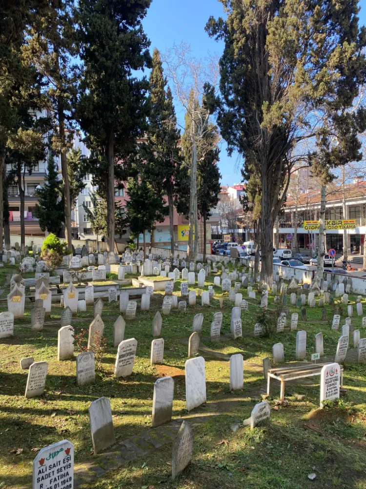 TRABZON’DA MEZARLIKLAR BAYRAMA HAZIR