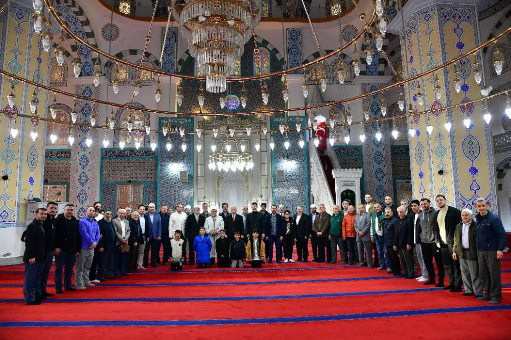Vali Aziz Yıldırım, Bayram Namazında Vatandaşlarla Buluştu