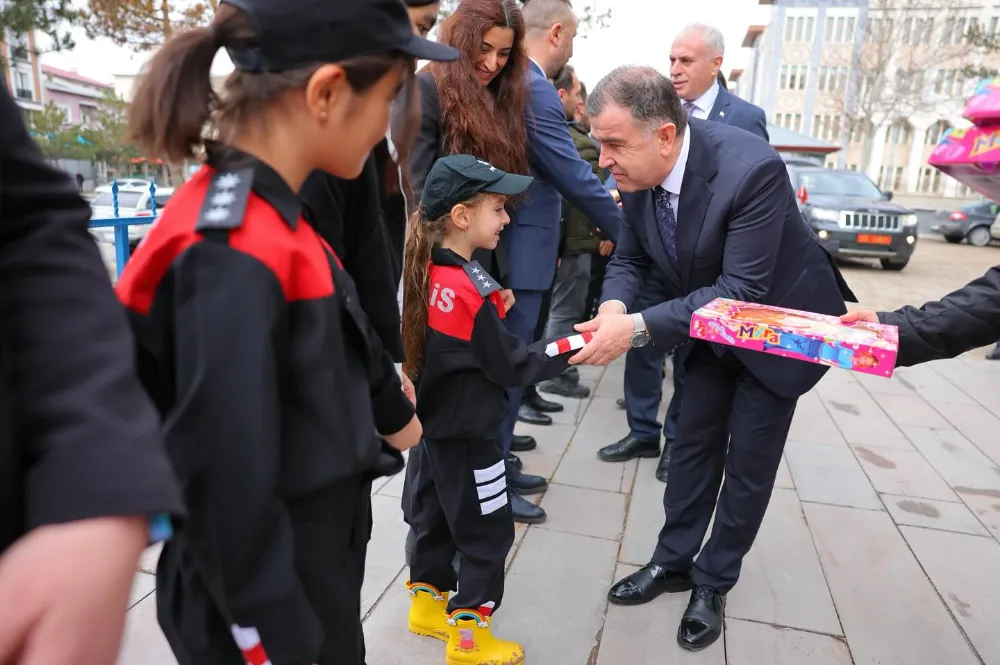 Bayburt Valisi Mustafa Eldivan,Bayramda Görevdeki Güvenlik Güçlerini Ziyaret Etti