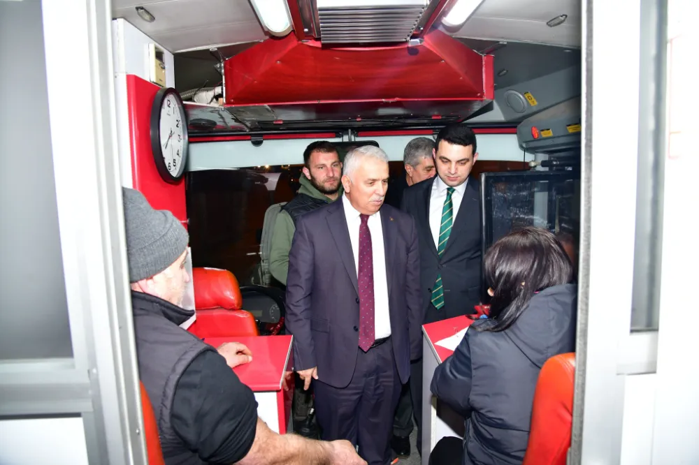 Trabzon Valisi Aziz Yıldırım, Arsin’de Kızılay Kan Bağışı Tırını Ziyaret Etti