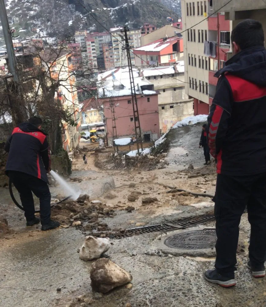 Borçka’da Heyelan Temizliği Hız Kesmeden Devam Ediyor