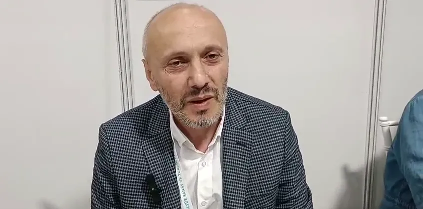 Rize Kitap Fuarı’nda Yerel Yazarlar Okurlarıyla Buluşuyor: Mikail Mollamahmutoğlu’ndan Övgü Dolu Sözler