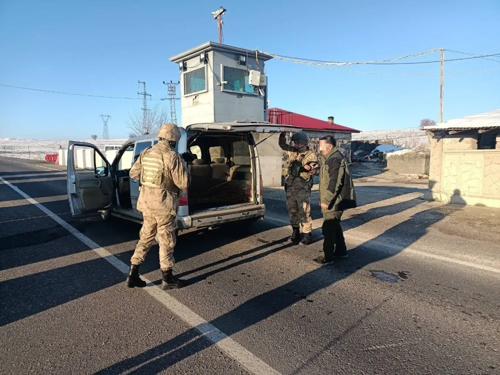 Erzurum’da Düzensiz Göç Operasyonu 20 Göçmen Yakalandı, 1 Şüpheli Tutuklandı